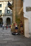 Uliczni muzycy wykonuje przed katedrą Platerias kwadrat z turystami, Santiago De Compostela, Hiszpania obraz stock Uliczni muzycy wykonuje przed katedrą Platerias kwadrat z turystami, Santiago De Compostela, Hiszpania obraz stock