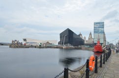 Uliczny widok muzeum Liverpool i Otwiera oko galerię w Liverpool, Anglia zdjęcia stock Uliczny widok muzeum Liverpool i Otwiera oko galerię w Liverpool, Anglia zdjęcia stock