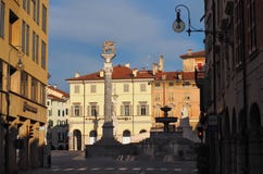 Uliczny widok piazza Libertà w Udine przy świtem fotografia royalty free Uliczny widok piazza Libertà w Udine przy świtem fotografia royalty free