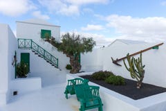 Uliczny widok piękny mieszkaniowy biały i zielony dom w Lanzarote obraz stock Uliczny widok piękny mieszkaniowy biały i zielony dom w Lanzarote obraz stock