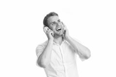 Ulubiona radio stacja Obsługuje słuchającą ulubioną piosenkę w hełmofonach z smartphone i śpiewem Mężczyzna cieszy się słuchającą zdjęcia stock Ulubiona radio stacja Obsługuje słuchającą ulubioną piosenkę w hełmofonach z smartphone i śpiewem Mężczyzna cieszy się słuchającą zdjęcia stock