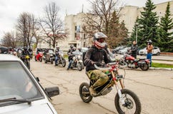 Ulyanovsk Rosja, Maj, - 03 2019: Motocykliści na ulicie miasto fotografia stock Ulyanovsk Rosja, Maj, - 03 2019: Motocykliści na ulicie miasto fotografia stock