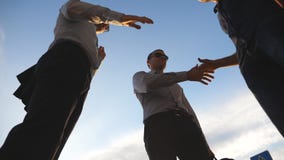 Um adeus de três homens de negócios um com o otro e o adeus e divergem em sentidos diferentes Agitação dos colegas video estoque Um adeus de três homens de negócios um com o otro e o adeus e divergem em sentidos diferentes Agitação dos colegas video estoque