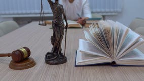 Um advogado no local de trabalho examina documentos e legislação filme Um advogado no local de trabalho examina documentos e legislação filme