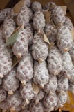 Um banch do salame italiano tradicional que pendura na parede foto de stock Um banch do salame italiano tradicional que pendura na parede foto de stock