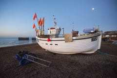 Um barco de pesca de Hastings no alvorecer imagem de stock Um barco de pesca de Hastings no alvorecer imagem de stock