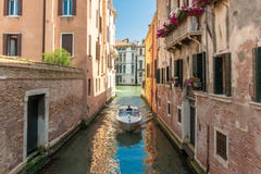 Um barco em um canal em Veneza imagens de stock Um barco em um canal em Veneza imagens de stock