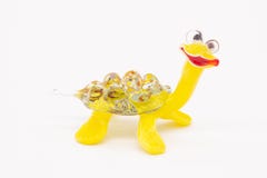 Um brinquedo pequeno é uma tartaruga foto de stock Um brinquedo pequeno é uma tartaruga foto de stock