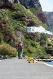 Um casal das pessoas adultas está andando no porto velho de Fira, Grécia, Santorini imagens de stock Um casal das pessoas adultas está andando no porto velho de Fira, Grécia, Santorini imagens de stock