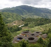 Um conjunto de Hakka Tulou dirige a negligência do vale e da cordilheira em Yongding China foto de stock Um conjunto de Hakka Tulou dirige a negligência do vale e da cordilheira em Yongding China foto de stock