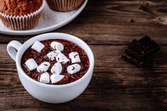 Um copo do chocolate quente ou do cacau com os marshmallows no fundo de madeira foto de stock Um copo do chocolate quente ou do cacau com os marshmallows no fundo de madeira foto de stock