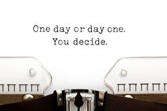Um dia ou dia um que você decide na máquina de escrever imagens de stock royalty free Um dia ou dia um que você decide na máquina de escrever imagens de stock royalty free
