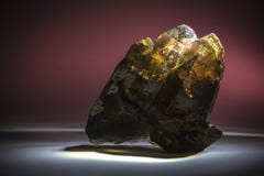 Um druso do quartzo fumarento com o epídoto, de cristal, de pedra fotos de stock royalty free Um druso do quartzo fumarento com o epídoto, de cristal, de pedra fotos de stock royalty free