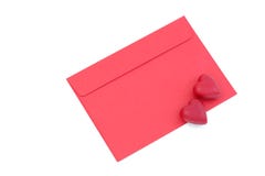 um envelope vermelho com dois coração-deu forma ao candi do chocolate fotos de stock um envelope vermelho com dois coração-deu forma ao candi do chocolate fotos de stock