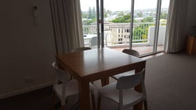 Um espaço para refeições muito confortável em meu apartamento bonito em Alpha Sovereign Resort, surfistas Paradise, Queenslan imagens de stock Um espaço para refeições muito confortável em meu apartamento bonito em Alpha Sovereign Resort, surfistas Paradise, Queenslan imagens de stock