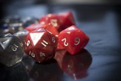Um grupo de dados vermelhos e transparentes do RPG fotografia de stock Um grupo de dados vermelhos e transparentes do RPG fotografia de stock
