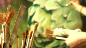 Um grupo de escovas de pintura da arte no fundo do funcionamento do artista profissional vídeos de arquivo Um grupo de escovas de pintura da arte no fundo do funcionamento do artista profissional vídeos de arquivo