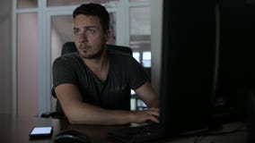 Um hacker corta um computador e olha ao redor filme Um hacker corta um computador e olha ao redor filme