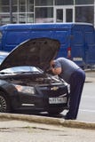 Um homem com problema do carro fotos de stock Um homem com problema do carro fotos de stock