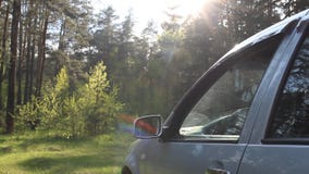 Um homem joga uma garrafa plástica fora de uma janela de carro, poluição da natureza por desperdícios filme Um homem joga uma garrafa plástica fora de uma janela de carro, poluição da natureza por desperdícios filme