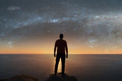 Um homem olha as estrelas fotografia de stock Um homem olha as estrelas fotografia de stock
