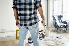 Um homem que renova a casa fotos de stock Um homem que renova a casa fotos de stock