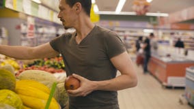 Um homem que toma a grandada em um supermercado Um homem que toma a grandada em um supermercado