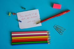 Um lembrete da infância ` Você o ` t do mustn esteja atrasado para o ` da escola, - uma nota para uma estudante de uma mãe loving fotografia de stock royalty free Um lembrete da infância ` Você o ` t do mustn esteja atrasado para o ` da escola, - uma nota para uma estudante de uma mãe loving fotografia de stock royalty free