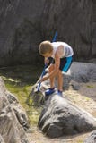 Um menino novo na pesca do beira-mar imagens de stock Um menino novo na pesca do beira-mar imagens de stock
