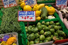 Um mercado local dos fazendeiros que indica couves-de-Bruxelas e o outro vegetal para a venda imagens de stock Um mercado local dos fazendeiros que indica couves-de-Bruxelas e o outro vegetal para a venda imagens de stock
