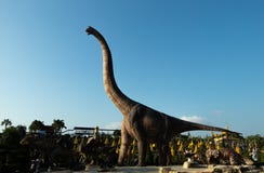 Um modelo do Brachiosaurus com o céu azul no vale do dinossauro, foto de stock royalty free Um modelo do Brachiosaurus com o céu azul no vale do dinossauro, foto de stock royalty free