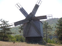 Um moinho de vento velho na terra histórica de Dobrogea dentro ao sudeste de Romênia imagens de stock Um moinho de vento velho na terra histórica de Dobrogea dentro ao sudeste de Romênia imagens de stock
