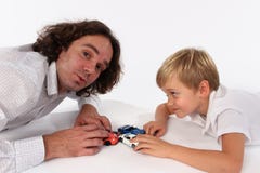 Um momento doce da família de um pai e de um filho bonito imagens de stock Um momento doce da família de um pai e de um filho bonito imagens de stock