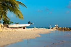 Um motor, palmas, uma mulher na curvatura azul na costa do oceano Praia de Worthing em Barbados imagens de stock Um motor, palmas, uma mulher na curvatura azul na costa do oceano Praia de Worthing em Barbados imagens de stock
