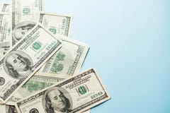Um número cem de notas do dólar americano em claro - fundo azul Conceito fotos de stock Um número cem de notas do dólar americano em claro - fundo azul Conceito fotos de stock