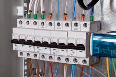 Um número de interruptores modulares e um cruz-módulo para fios em um armário elétrico imagens de stock Um número de interruptores modulares e um cruz-módulo para fios em um armário elétrico imagens de stock