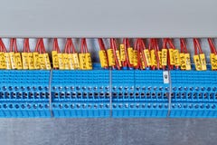 Um número de terminais bondes da transmissão com fios bondes uniram-lhes foto de stock Um número de terminais bondes da transmissão com fios bondes uniram-lhes foto de stock