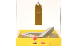 Um ouro e uma prata no brinquedo crane a máquina ilustração 3D ilustração do vetor Um ouro e uma prata no brinquedo crane a máquina ilustração 3D ilustração do vetor