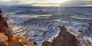 Panorama do nascer do sol do inverno do cavalo inoperante foto de stock Panorama do nascer do sol do inverno do cavalo inoperante foto de stock