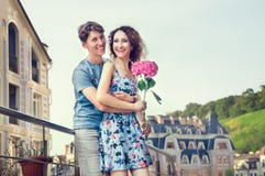Um par de amor é de abraço e de riso felizmente na perspectiva de uma rua velha e de um céu claro A menina nas mãos de foto de stock royalty free Um par de amor é de abraço e de riso felizmente na perspectiva de uma rua velha e de um céu claro A menina nas mãos de foto de stock royalty free