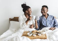 Um par que come o café da manhã na cama foto de stock Um par que come o café da manhã na cama foto de stock