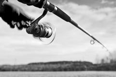 Um pescador trava um peixe Close up de giro do carretel Imagem preto e branco blurry fotos de stock Um pescador trava um peixe Close up de giro do carretel Imagem preto e branco blurry fotos de stock