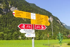 Um quadro indicador em Wengen que indica o tempo de viagem a outras vilas alpinas suíças imagem de stock Um quadro indicador em Wengen que indica o tempo de viagem a outras vilas alpinas suíças imagem de stock