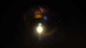 Um raio de luz fino quebra através da abertura fechado da câmera, tiro macro video estoque Um raio de luz fino quebra através da abertura fechado da câmera, tiro macro video estoque