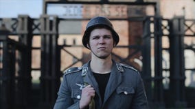 Um retrato de um soldado novo em um uniforme alemão que olha a sua cabeça esquerda, girando, e olhando em linha reta Ww2 filme Um retrato de um soldado novo em um uniforme alemão que olha a sua cabeça esquerda, girando, e olhando em linha reta Ww2 filme