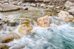 Um rio da água fresca entre as rochas Fluxo rápido do aqua fresco nas pedras Um rio da floresta com água fria limpa fresco fotos de stock Um rio da água fresca entre as rochas Fluxo rápido do aqua fresco nas pedras Um rio da floresta com água fria limpa fresco fotos de stock
