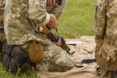Um soldado monta um Kalashnikov da espingarda de assalto imagem de stock Um soldado monta um Kalashnikov da espingarda de assalto imagem de stock