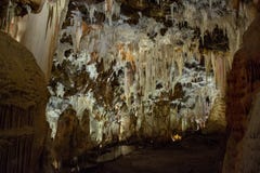 Um tiro dentro da caverna da estalactite de Cuevas del Aguila em Avila, Espanha imagens de stock royalty free Um tiro dentro da caverna da estalactite de Cuevas del Aguila em Avila, Espanha imagens de stock royalty free
