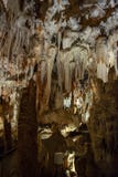 Um tiro dentro da caverna da estalactite de Cuevas del Aguila em Avila, Espanha imagens de stock royalty free Um tiro dentro da caverna da estalactite de Cuevas del Aguila em Avila, Espanha imagens de stock royalty free