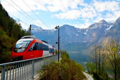 Um trem que passa Hallstatt fotografia de stock Um trem que passa Hallstatt fotografia de stock